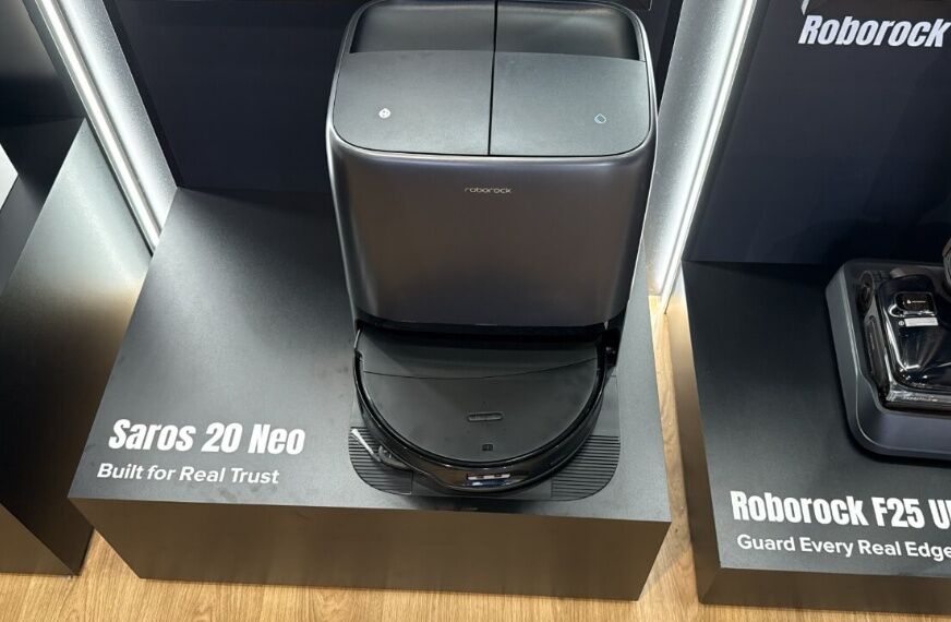 Roborock Saros 20 Neo mit eingefahrenem RetractSense LiDAR Sensor auf der Oberseite